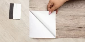 foto aplicando adesivo papel de parede